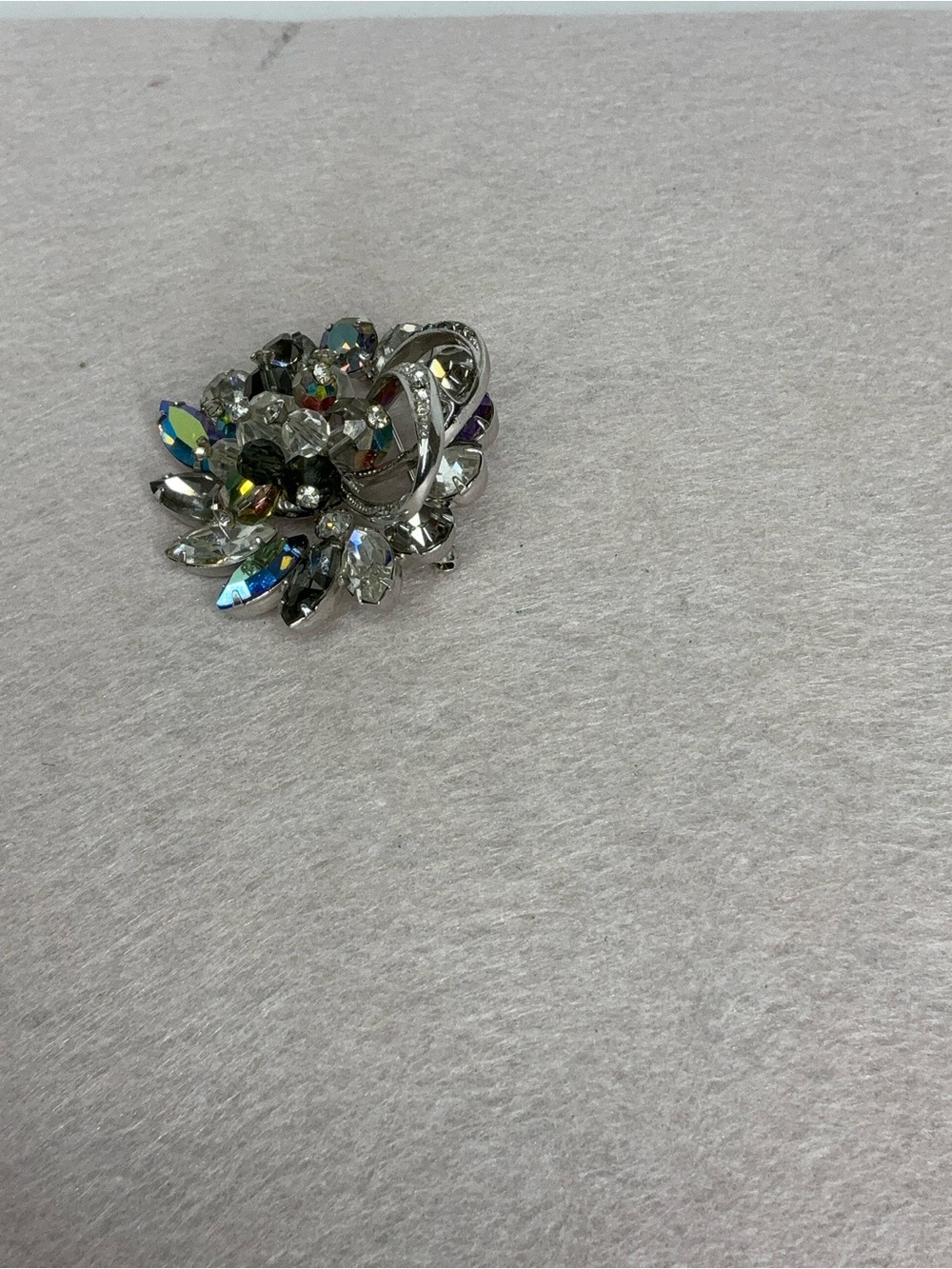2262 -Mid-Century 1970-1980 Avon Aurora Borealis and Clear Crystal Floral Brooch - Picture 8 of 16